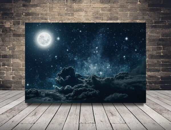 L'image de la lune derrière les nuages
