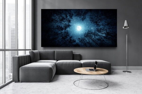 Une image de la lune parmi les arbres – Image 3