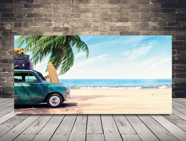 Une image d'une voiture sur la plage