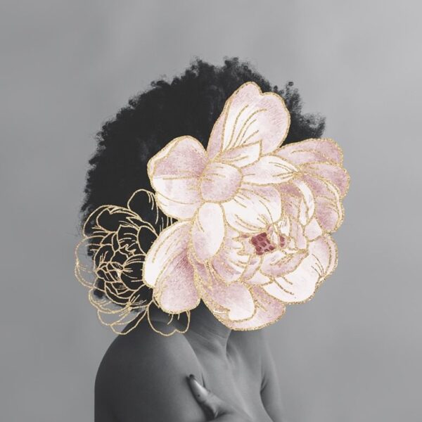 Une image d'une femme avec une fleur – Image 2