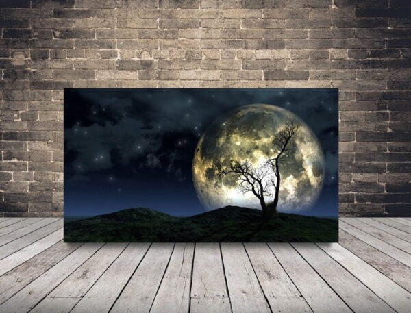 Une image d'un arbre sur un fond de lune