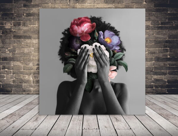 Une image d'une femme avec des fleurs