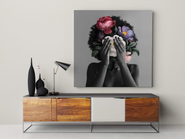Une image d'une femme avec des fleurs – Image 3