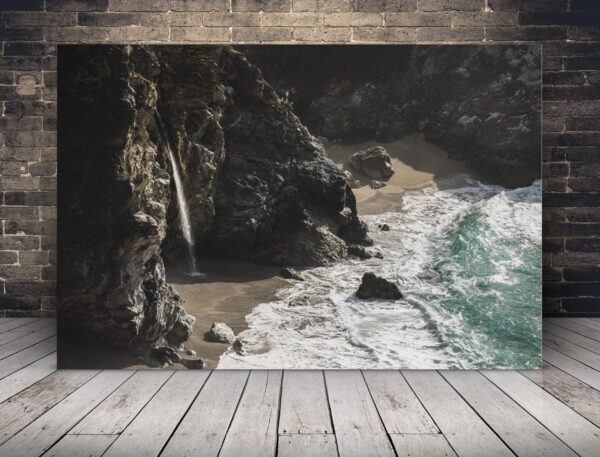 Une image d'une falaise sur la plage