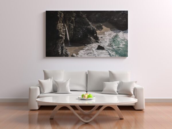 Une image d'une falaise sur la plage – Image 3