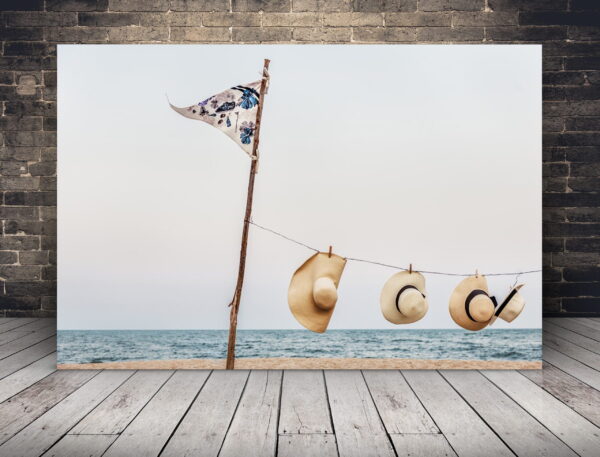 Une image de chapeaux sur la plage