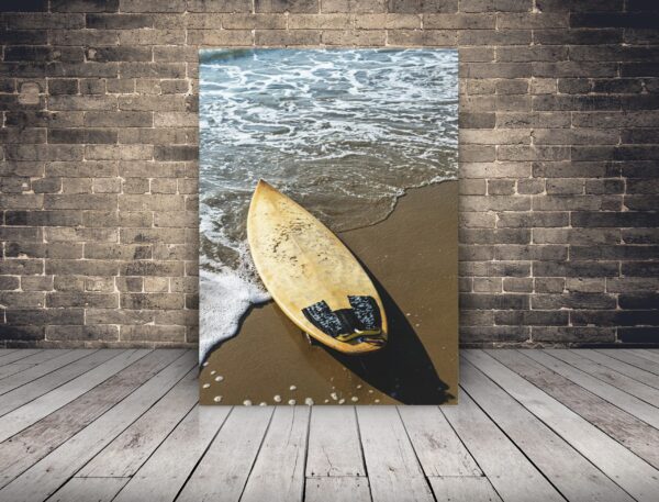 Une image d'un bateau sur la plage