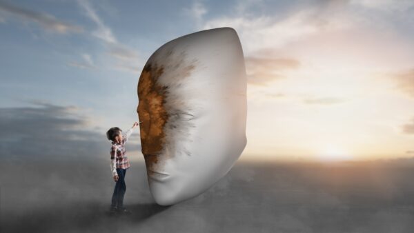 Une image d'un garçon peignant son visage – Image 2