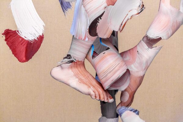 Une image d'un pied et d'une main – Image 2