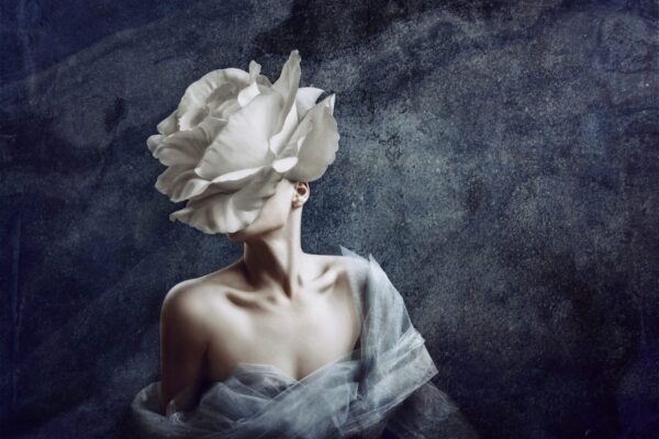 Une image d'une femme avec une fleur – Image 2