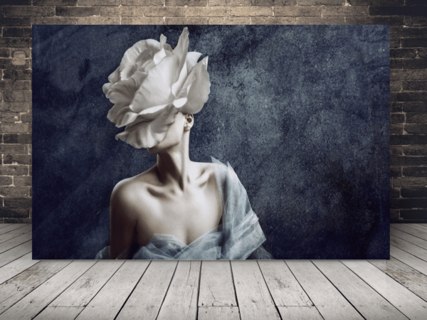 Une image d'une femme avec une fleur