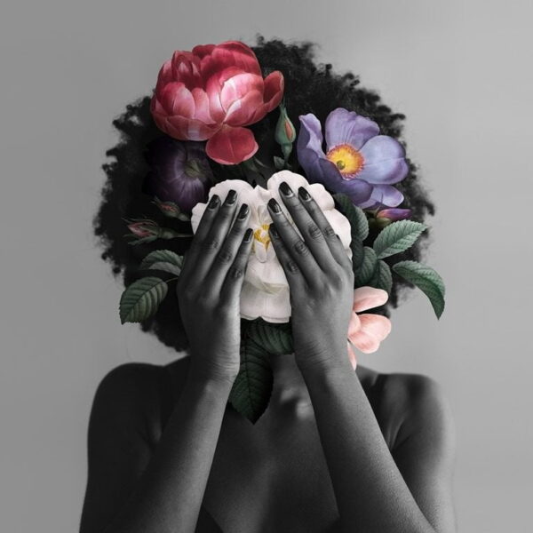 Une image d'une femme avec des fleurs – Image 2