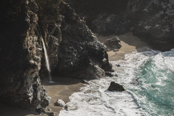 Une image d'une falaise sur la plage – Image 2