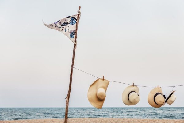 Une image de chapeaux sur la plage – Image 2