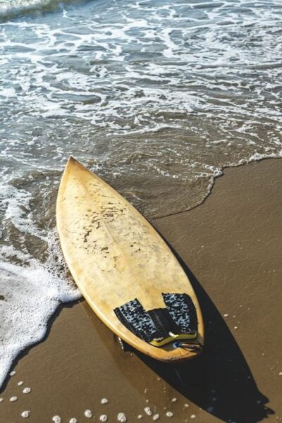 Une image d'un bateau sur la plage – Image 2