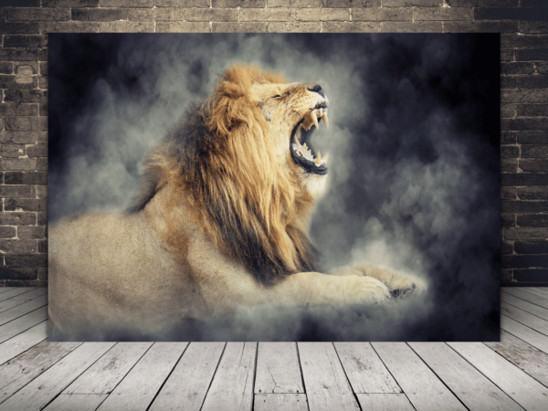 Une image d'un lion rugissant