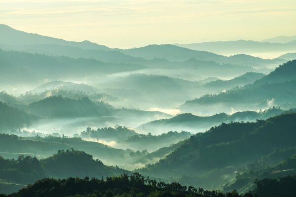Papier Peint Chaîne de montagnes dans la brume