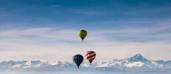 Papier peint Ballons dans les montagnes