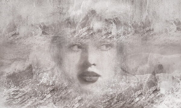 Papier peint Femme avec la tête dans les nuages