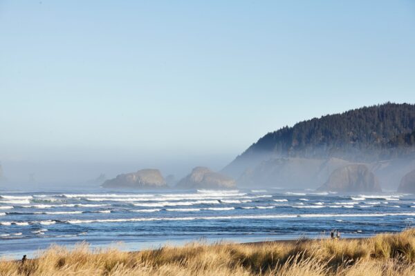Papier peint Plage avec vue sur les rochers